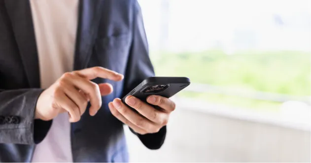 スマートフォンで予約する様子