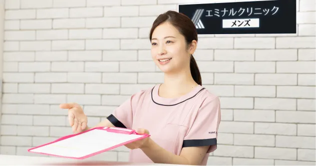 受付で初回予約をご案内する様子
