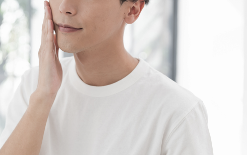 ヒゲ脱毛後の肌をケアする男性