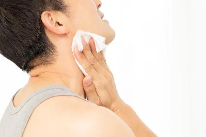 汗を拭く男性